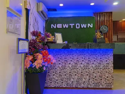 a newtown store with flowers on a counter at NewTaunsHotel in Gua Sai
