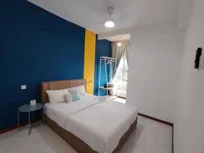 a bedroom with a bed with a blue and yellow wall at Hygee Home At Emerald Avenue Brinchang in Brinchang