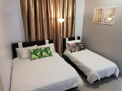 two beds sitting next to each other in a room at COOL Stay Cameron Golden Hills in Brinchang