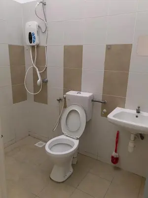a bathroom with a toilet and a sink at Homestay Rumahku Jana in Kamunting