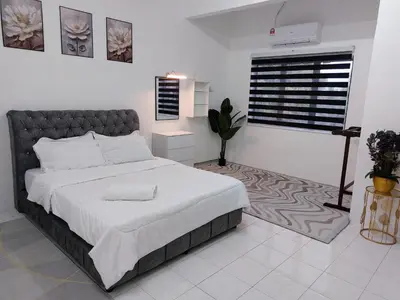 a bedroom with a large bed and a window at Fz North Meru Impian in Ipoh