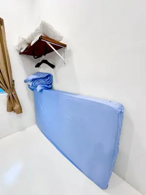 a white wall with a blue bed in a room at \u9003\u79bb\u57ce\u5e02 mumu home in Gopeng