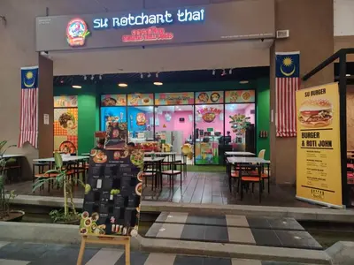a fast food restaurant with tables and chairs at Nilai Mesahill Premier Deluxe Luxury Homestay,Mesamall in Gua Sai