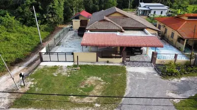 an aerial view of a house with a yard at Shaja Homestay in Kampong Kepayang