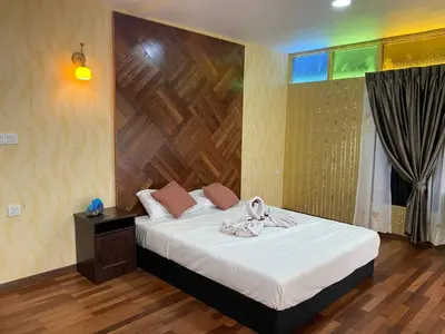 a bedroom with a bed with a wooden wall at Rumah Inap Kampung Agong Sunrise in Penaga