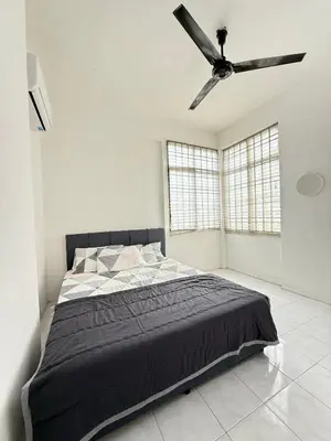 a bedroom with a bed and a ceiling fan at SZ Homestay Near KPJ Hospital in Kampong Permatang Batu