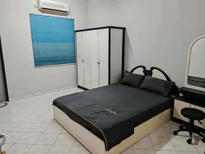 a bedroom with a bed and a desk and a computer at Be Stay Ipoh with parking - 14pax, 5Rooms in Ipoh