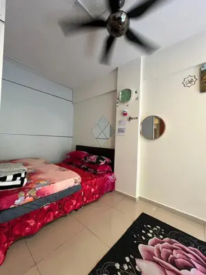 a bedroom with a bed and a ceiling fan at Cameronian Lodge by AziziCameron in Tanah Rata