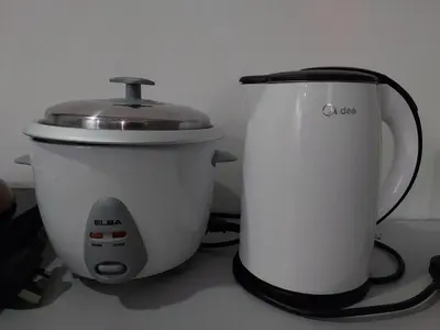 a slow cooker and a blender on a counter at Urban Suites Penang by Dynaz Homestay in Jelutong
