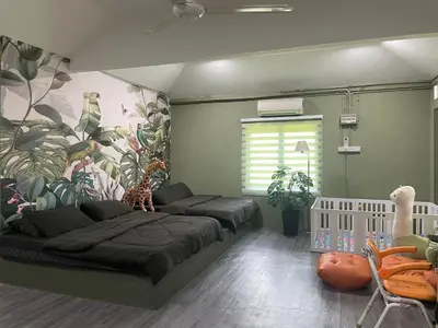 a bedroom with a bed and a plant wall at Kerlingfornia Kiddo Kingdom in Kerling