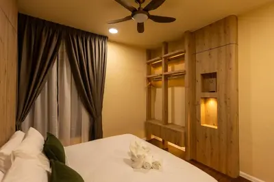 a bedroom with a bed with a ceiling fan at The Cozy Wooden Stay #PalasHorizon#5-7 minutes to Kea Farm in Brinchang