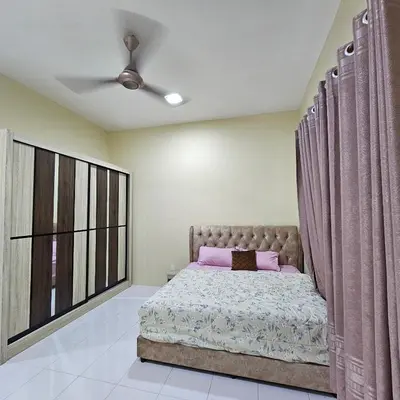 a bedroom with a bed and a ceiling fan at Residensi Lourve Homestay Sungai Petani in Sungai Petani