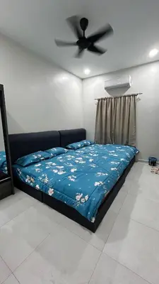 a bedroom with a bed with a ceiling fan at Kuala Kubu Bharu Guesthouse Hotel in Kuala Kubu Baharu