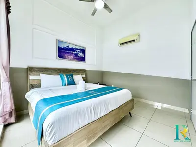 a bedroom with a large bed in a room at Austin Manhattan by RR JBcity in Gua Sai
