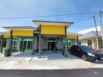 a car parked in front of a building at Hijrah De La Villa Parit Buntar Nibong Tebal Penang in Nibung Tebal