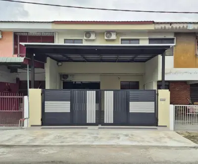 a garage with a black and white garage door at Hatasan Homestay Guess House