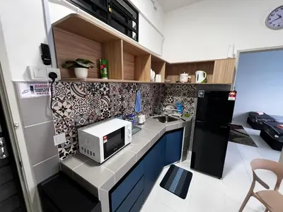 a small kitchen with a sink and a microwave at Homestay Kesidang in Seri Iskandar