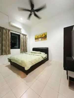 a bedroom with a bed and a ceiling fan at Ipoh Pengkalan Homestay in Ipoh