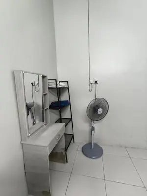 a bathroom with a mirror and a sink at Homestay Rumah Iman in Kamunting
