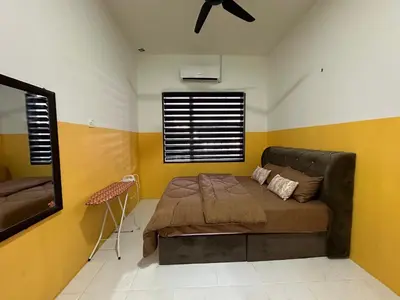 a bedroom with a bed and a window at Nady Salam Homestay in Seri Iskandar