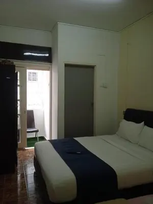 a bedroom with a bed in a room with a window at Netasha Holiday INN in Tanah Rata