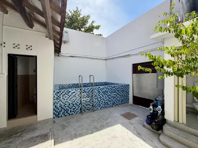 a bathroom with blue and white tile on the wall at Love Linn in George Town