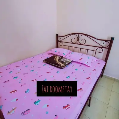a pink bed with a sign that says eat roadway at Roomstay Zai Sungai Klah in Kampung Jeram Kawang