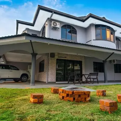 Spacious 4BR Corner with Pool Table