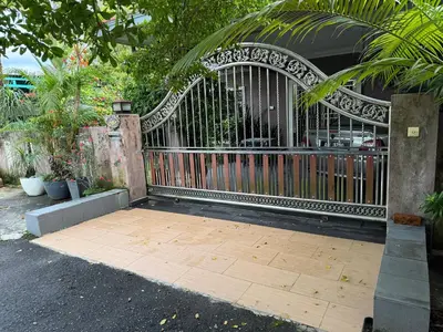 a gate in a yard with plants and trees at Bidor Bonda Homestay in Bidur