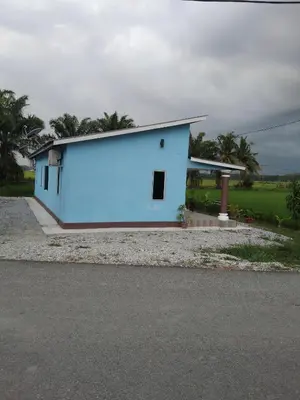 a small white building with a small window in it at Aziyaa homestay rumah no2 in Sungai Besar