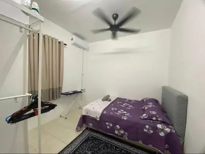 a bedroom with a bed and a ceiling fan at Chinta Homestay in Kampong Ayer Melintas Besar