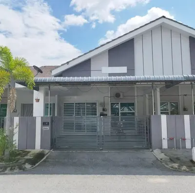 a white house with a gate in front of it at Homestay Anisa Batu Gajah 4 Bilik in Batu Gajah