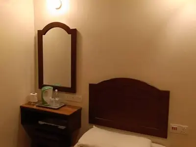 a bathroom with a bed with a mirror and a bed sidx sidx sidx at Hotel Remix 2 Cameron Highlands in Gua Sai