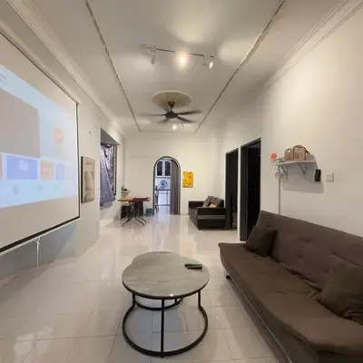 Austin Taman Daya Large Corner House for 10 Pax