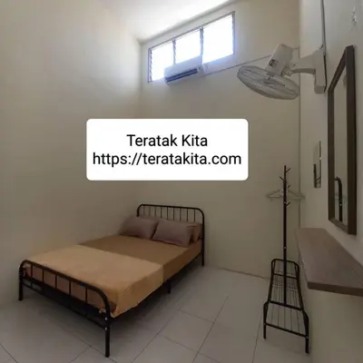a bedroom with a bed and a window at Homestay Teratak Kita in Behrang Hulu