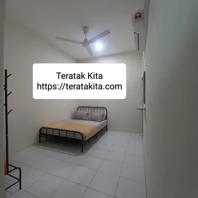 a bedroom with a bed and a ceiling fan at Homestay Teratak Kita in Behrang Hulu
