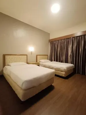 a hotel room with two beds in a room at Homestay Cameron Highlands at Copthorne in Brinchang