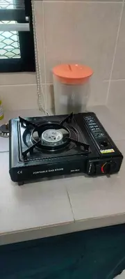 a black stove top sitting on top of a counter at Homestay odah dan hana teluk intan 3R2T in Teluk Intan