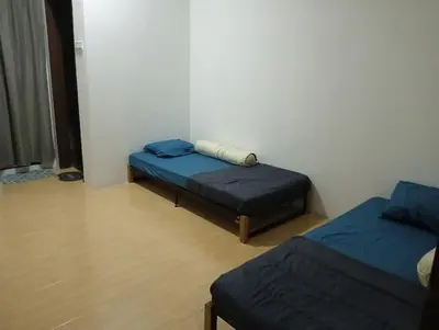 a room with two beds in a room at HomeStay YNS Kampar Putra Perak 2 Bilik dan 2 Bilik Air in Kampar