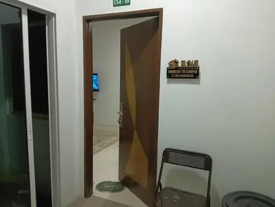 a mirror on a wall next to a door at HomeStay YNS Kampar Putra Perak 2 Bilik dan 2 Bilik Air in Kampar