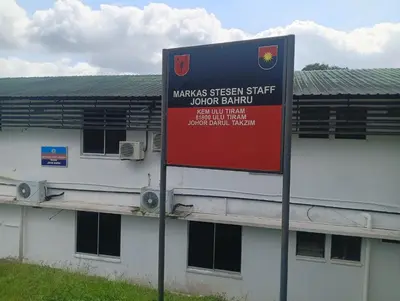 a sign in front of a building at Room Stay YNS Kampar Putra 1 Bilik dan Bilik Air in Kampar
