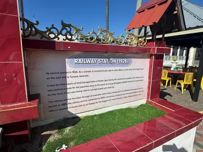 a sign on the side of a building at Hotel London Kuala Lipis in Kuala Lipis