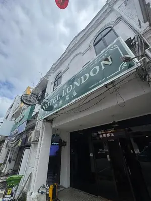 a store front of a building with a sign on it at Hotel London Kuala Lipis in Kuala Lipis