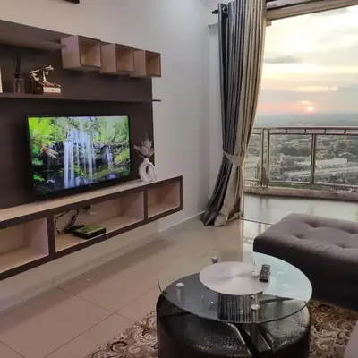 Cozyhaus Stay Sanctuary-Netflix-Pool- 1 Parking