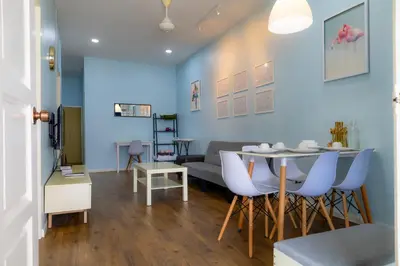 a dining room with blue walls and a table and chairs at Adno Homestay Batu Kawan 2QB1SB in Simpang Ampat