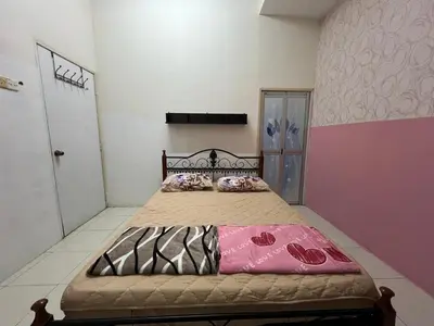 a bedroom with a bed in a room at Homestay Adelia SI in Seri Iskandar