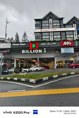 a building with cars parked in front of it at Adik Aisyah Hotel Studio Room Sun Harvest Citrus Centrum Brinchang in Brinchang
