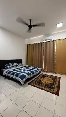 a bedroom with a bed and a ceiling fan at Homestay Azizi in Seri Iskandar