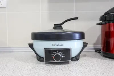 a slow cooker on a counter in a kitchen at Top 2 Palas Horizon Brinchang Cameron Highlands in Brinchang