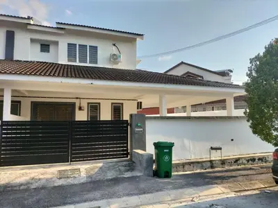 a white house with a black fence and a trash can at \u5de5\u4e1a\u4f4f\u5bb6 in Lahat